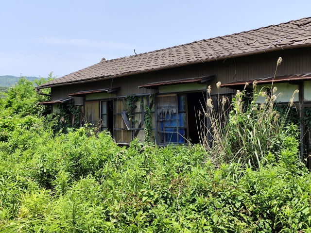 建物の老朽化による倒壊や雨漏りなどの危険
草木の繁茂や害虫の発生
不審者の侵入や放火といった防犯上の問題
近隣への景観・衛生面での悪影響
固定資産税や管理費用といった経済的な負担
こうした問題が生じてから慌てて対応しようとしても、解決には時間や費用がかかるケースが多くあります。
長岡の空き家・実家のご相談はフェニックス不動産へ