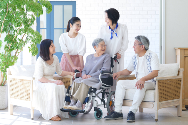 成年後見制度の保佐人に選任され、強く感じたことは、元気なうちに先の事を見据え、話し合い・準備しておくことだと思います。
ご自身の体の事はご家族と話し合い、貯金・不動産などは遺言書に残しておくことが大事ですね。